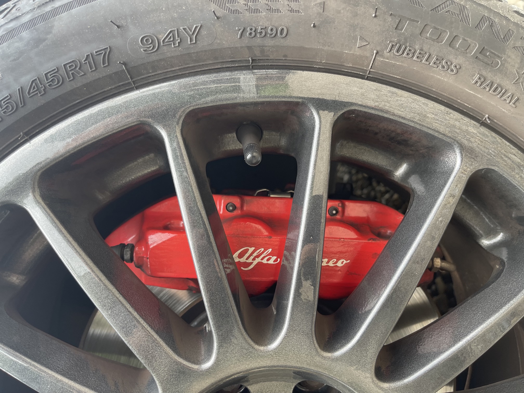 Looking fab behind 17-inch anthracite multi-spoke alloys