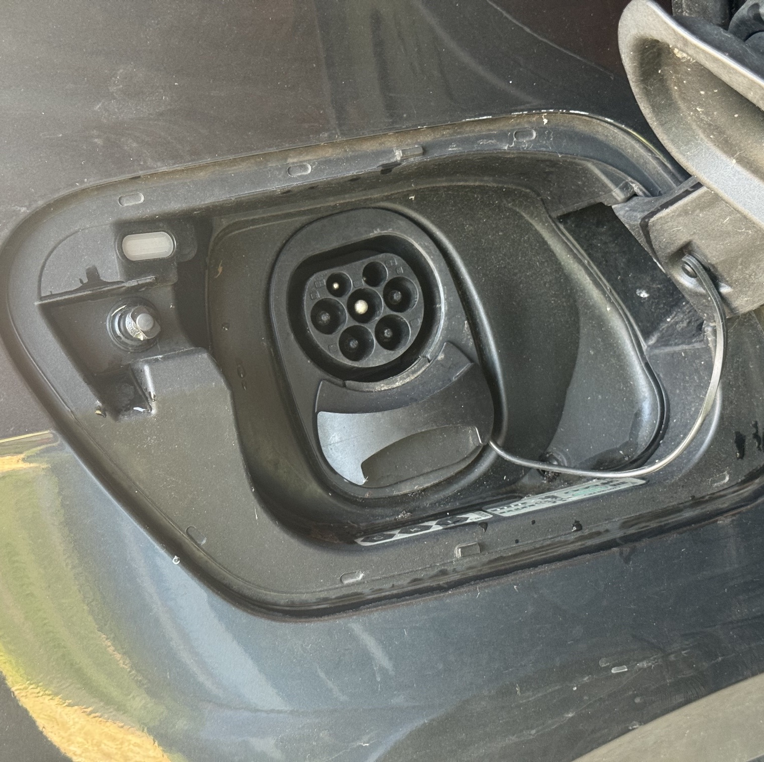 Charge flap stuck closed, opened by repeatedly locking and unlocking the vehicle
